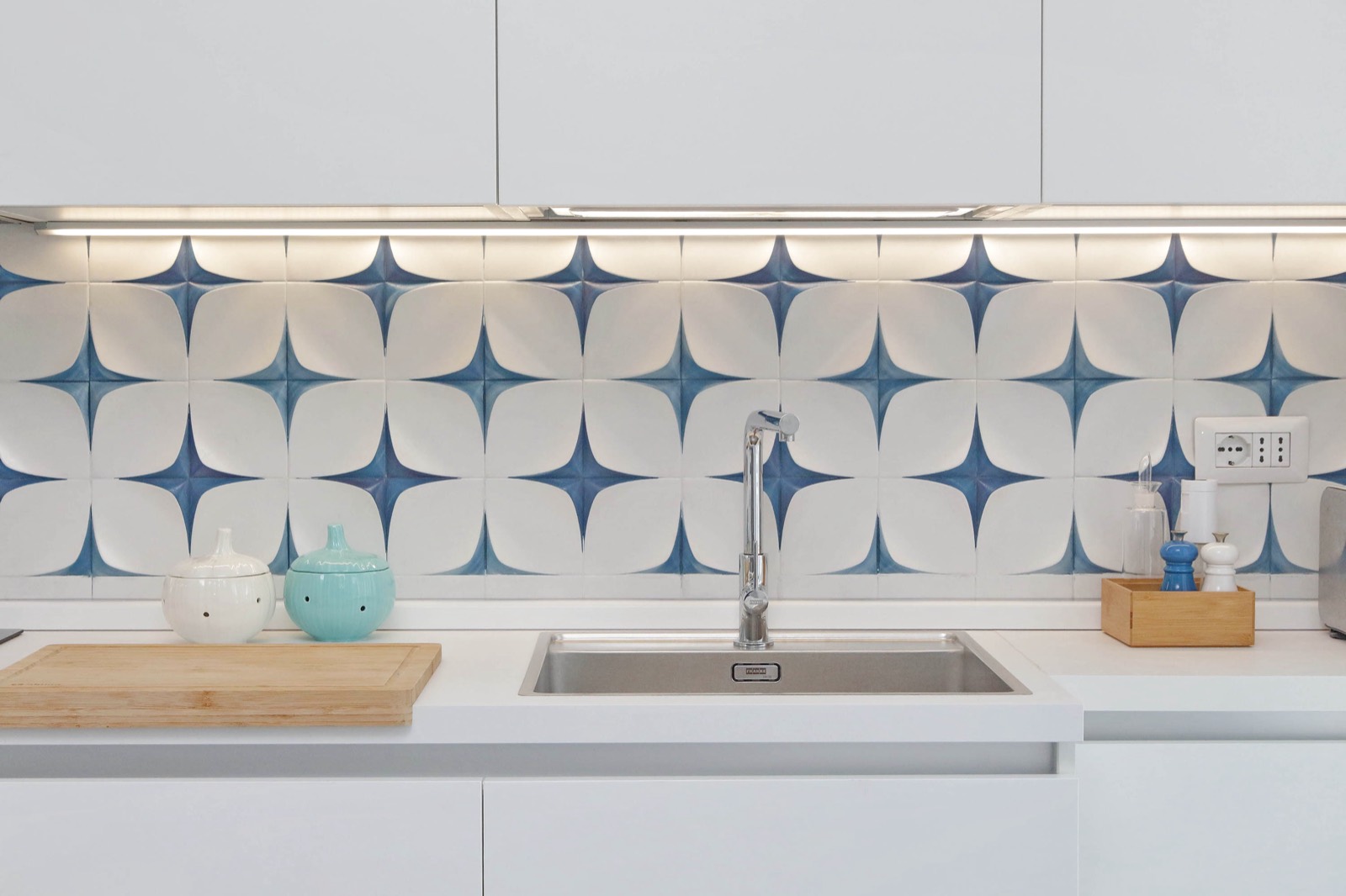 Dettaglio cucina con rivestimento in maiolica, appartamento Circeo 100mq dopo ristrutturazione