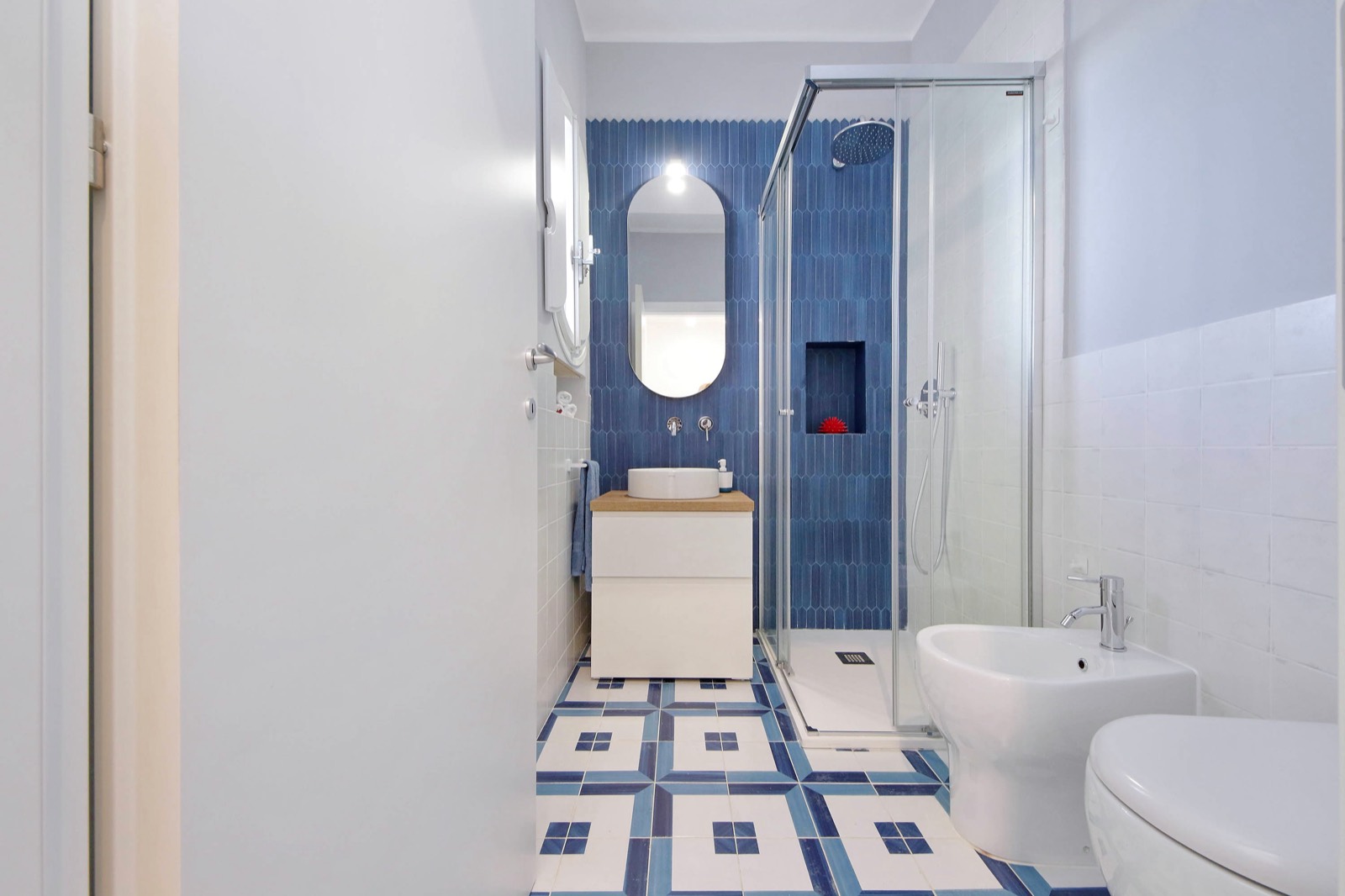 Bagno con doccia appartamento Circeo 100mq dopo ristrutturazione