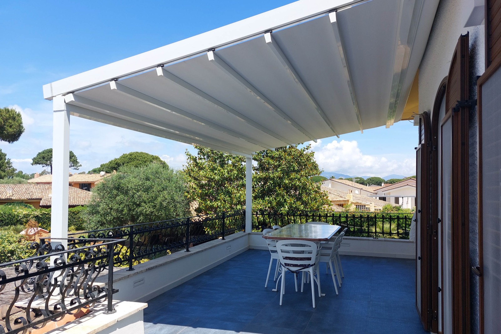 Terrazza con pergola appartamento Circeo 100mq dopo ristrutturazione gestita da Casa Delegata