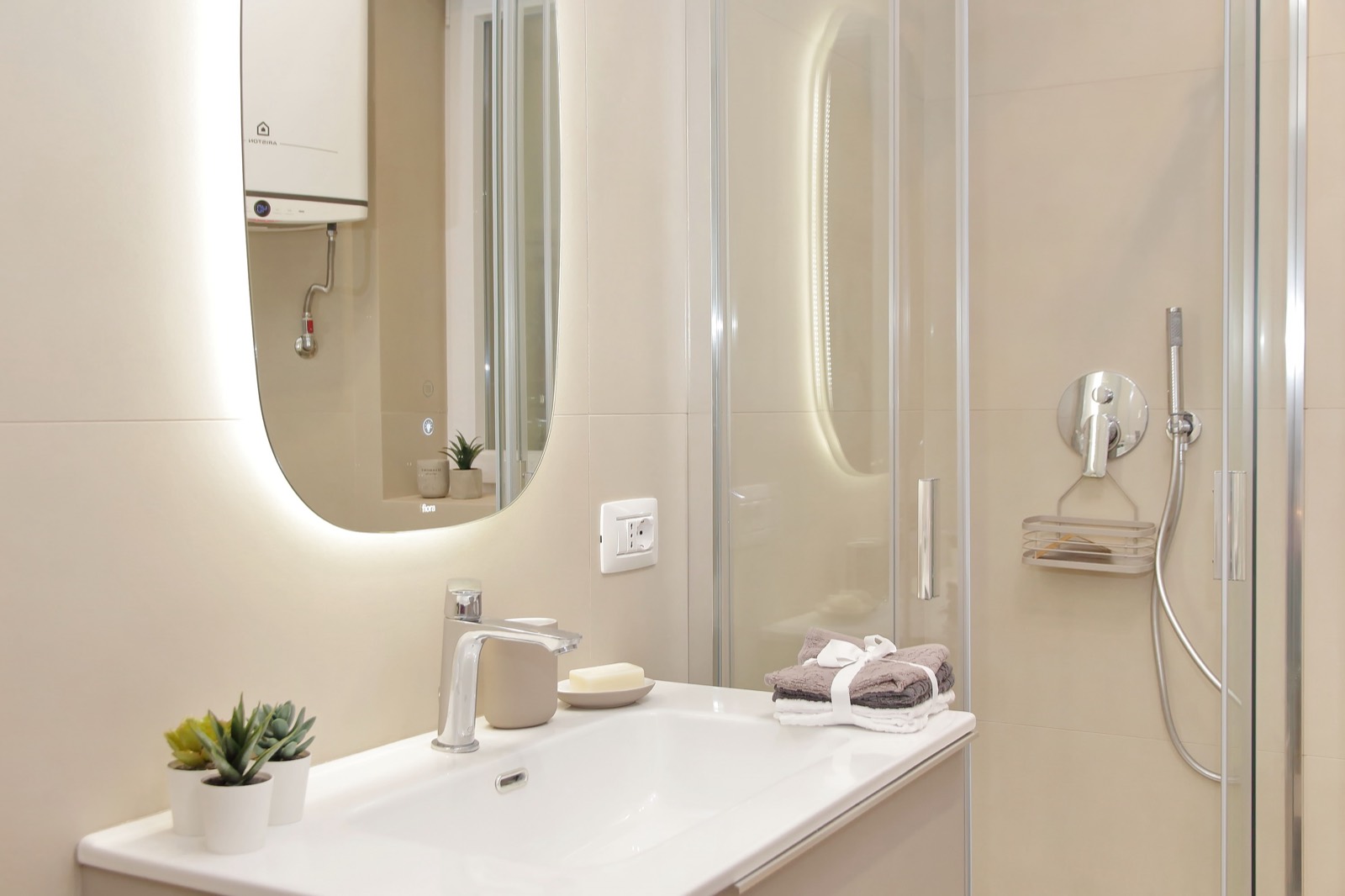 Bagno con doccia loft ricettivo Roma dopo ristrutturazione