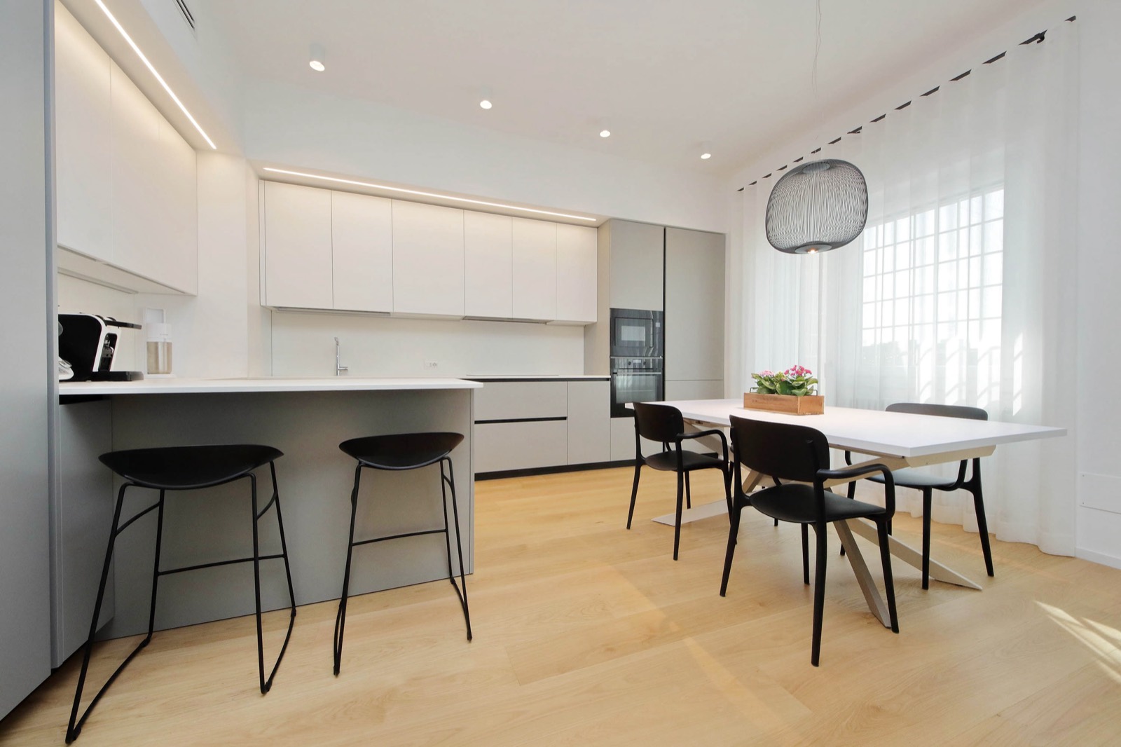 Cucina e zona pranzo appartamento Roma 120mq dopo ristrutturazione